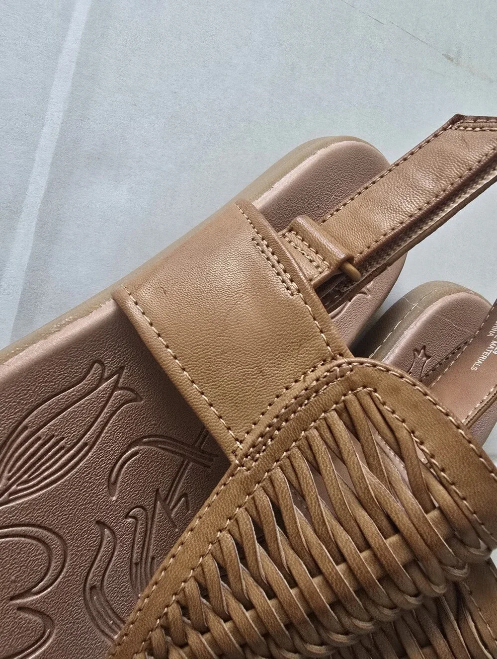 Baretraps Quincy Thong Sandals Size 9.5 Wide In Caramel Color - Picture 4 of 8